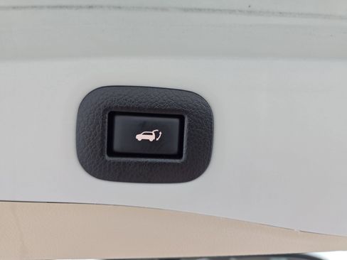 Used 2017 Nissan Rogue SV w/ SV Premium Package image 13