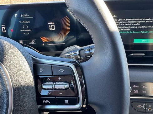 Used 2025 Kia Carnival EX image 20