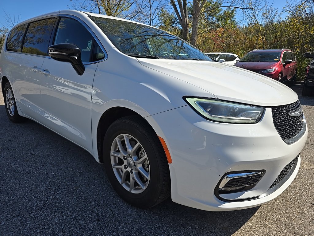 Used 2025 Chrysler Pacifica Select FWD image 10