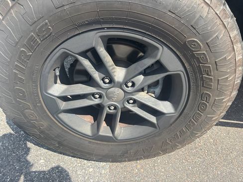 Used 2017 Jeep Wrangler Unlimited Sahara AWD/4WD image 12