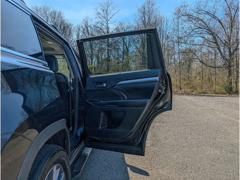 Used 2019 Toyota Highlander XLE AWD/4WD image 12