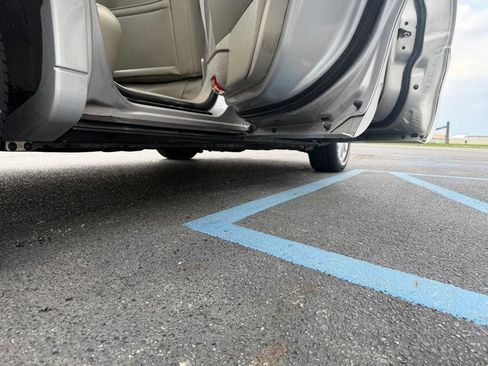 Used 2010 Lincoln Town Car Signature Limited image 27