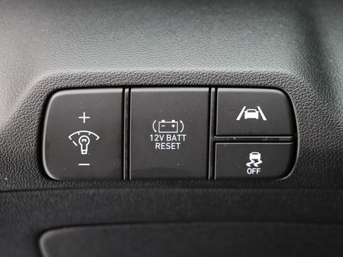 Used 2023 Hyundai Elantra Limited image 30