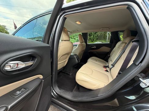 Used 2015 Jeep Cherokee Limited w/ Luxury Group AWD/4WD image 22