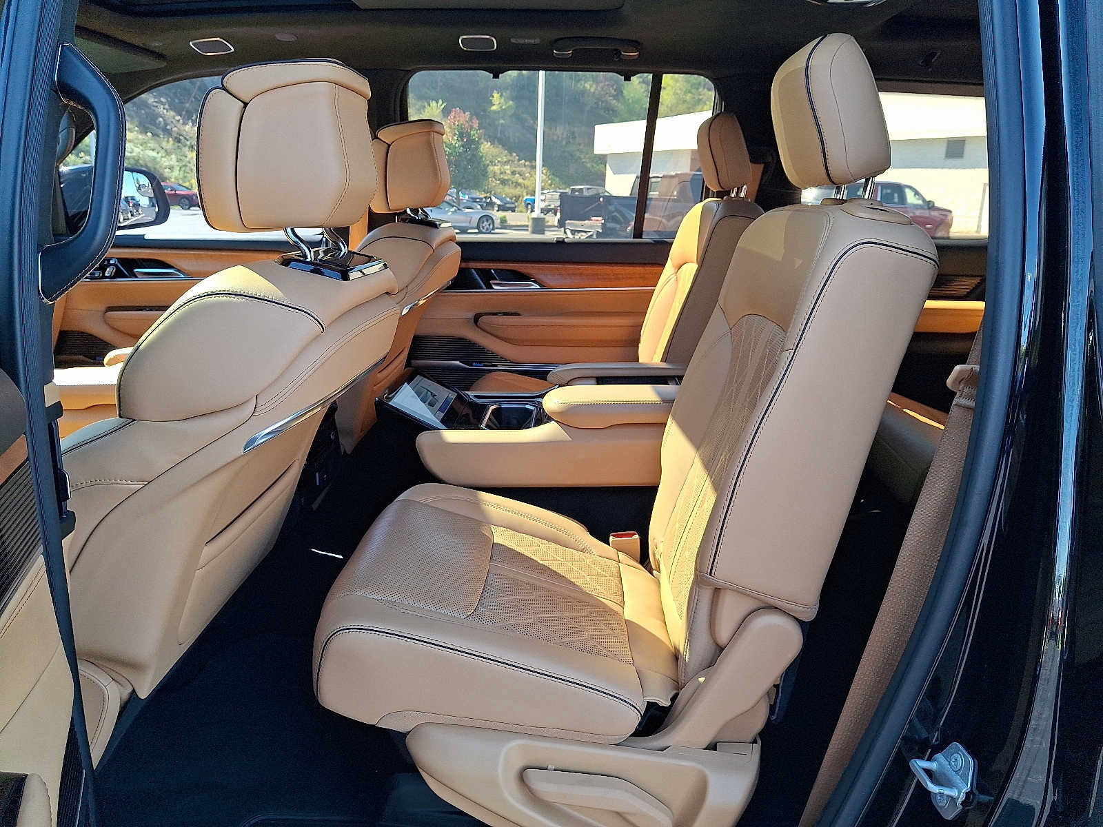 Used 2022 Jeep Grand Wagoneer Series III AWD/4WD image 10