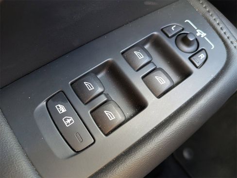 Certified 2025 Volvo XC60 B5 Plus image 25