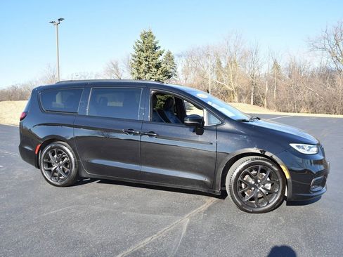 Used 2024 Chrysler Pacifica Limited w/ Uconnect Theater Family Group image 4