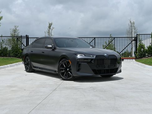 Certified 2023 BMW i7 xDrive60 AWD/4WD image 2