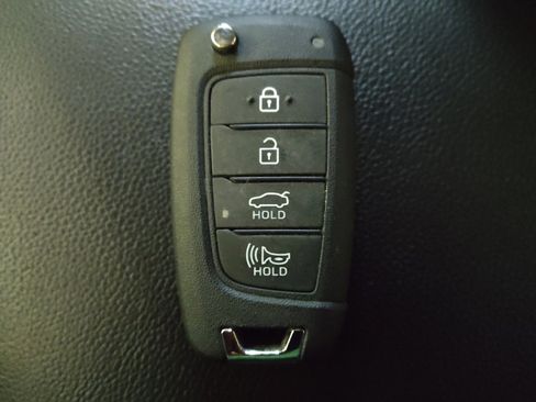 Used 2025 Hyundai Elantra SE image 32