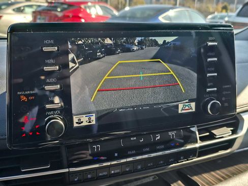 Used 2023 Toyota Sienna Limited image 32