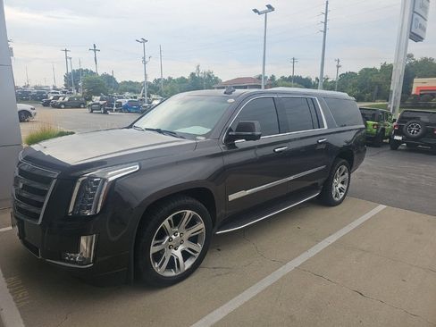 Used 2016 Cadillac Escalade ESV Luxury AWD/4WD image 2