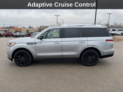 Used 2022 Lincoln Navigator Reserve image 2