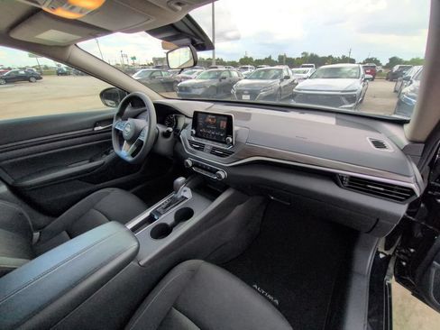 Used 2025 Nissan Altima 2.5 SV FWD image 31