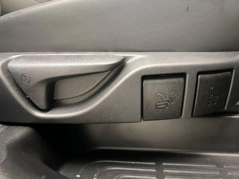 Used 2025 Toyota Highlander XLE FWD image 25