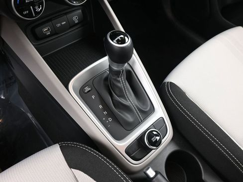 Certified 2025 Hyundai Venue SEL FWD image 34