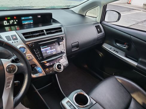 Used 2017 Toyota Prius V image 14