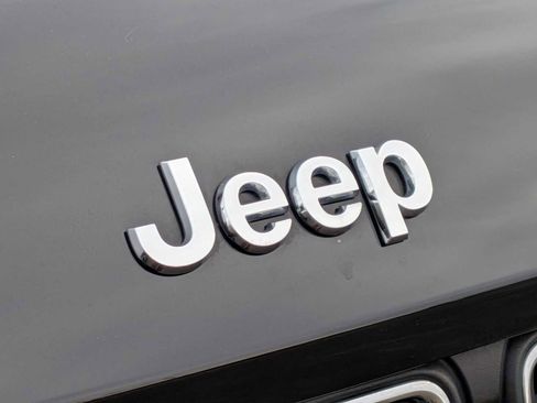 Used 2023 Jeep Grand Cherokee Laredo AWD/4WD image 13