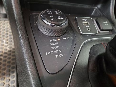 Used 2022 Jeep Cherokee Trailhawk w/ Comfort/Convenience Group image 26