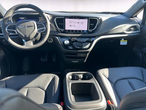 New 2026 Chrysler Pacifica Select image 10