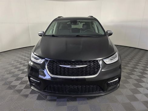 Used 2023 Chrysler Pacifica Limited image 3