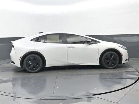 New 2026 Toyota Prius LE image 2