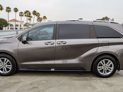 Used 2024 Toyota Sienna Platinum AWD/4WD image 14