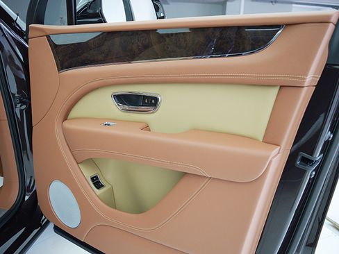 Used 2024 Bentley Bentayga image 38