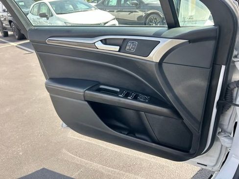 Used 2017 Ford Fusion SE w/ Fusion SE Technology Package FWD image 24