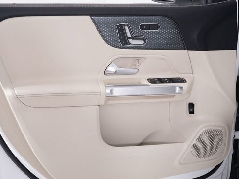 Used 2025 Mercedes-Benz GLB 250 4MATIC image 33