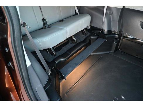 Used 2022 Toyota Sienna XLE image 18