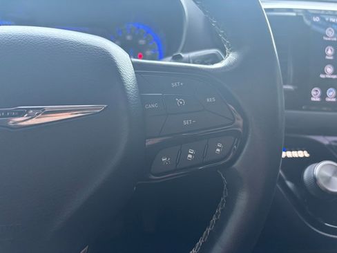 Used 2020 Chrysler Pacifica Touring w/ Advanced Safetytec Group image 18