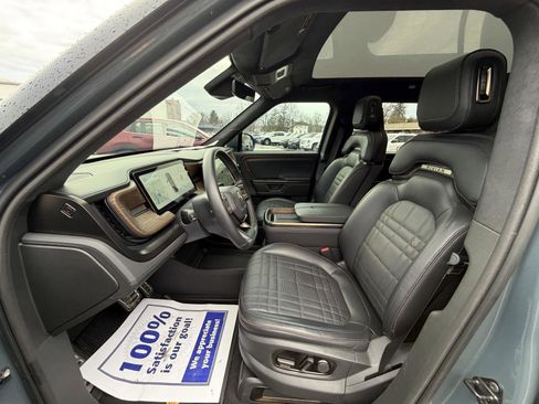 Used 2025 Rivian R1S Premium image 10