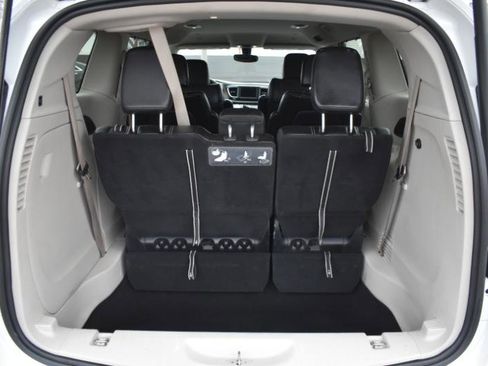 Used 2020 Chrysler Voyager Lxi image 7