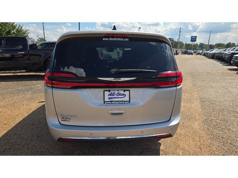 Used 2024 Chrysler Pacifica Touring-L FWD image 5
