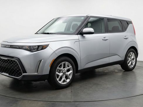 Used 2025 Kia Soul LX w/ LX Technology Package image 3