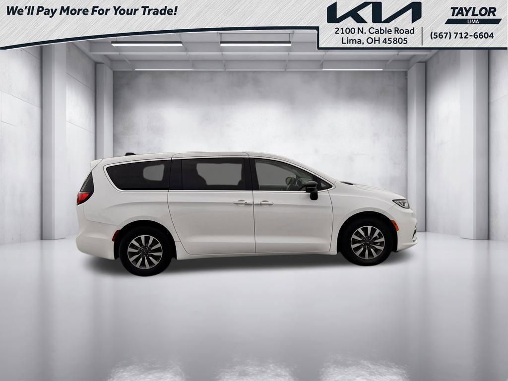 Used 2024 Chrysler Pacifica Limited FWD image 16