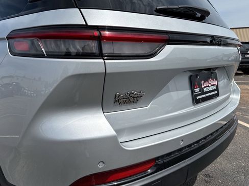 Used 2023 Jeep Grand Cherokee Altitude RWD image 46
