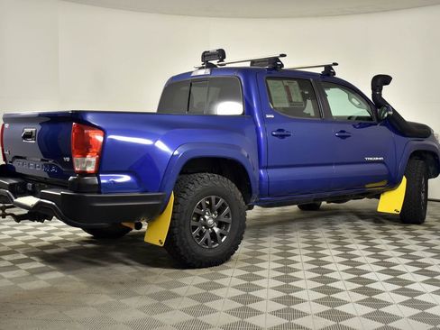 Used 2022 Toyota Tacoma SR5 w/ Technology Package image 4