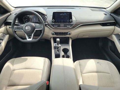 Used 2025 Nissan Altima 2.5 SV FWD image 11