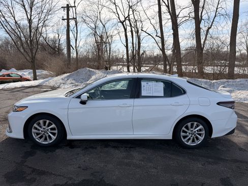 Used 2023 Toyota Camry LE image 6