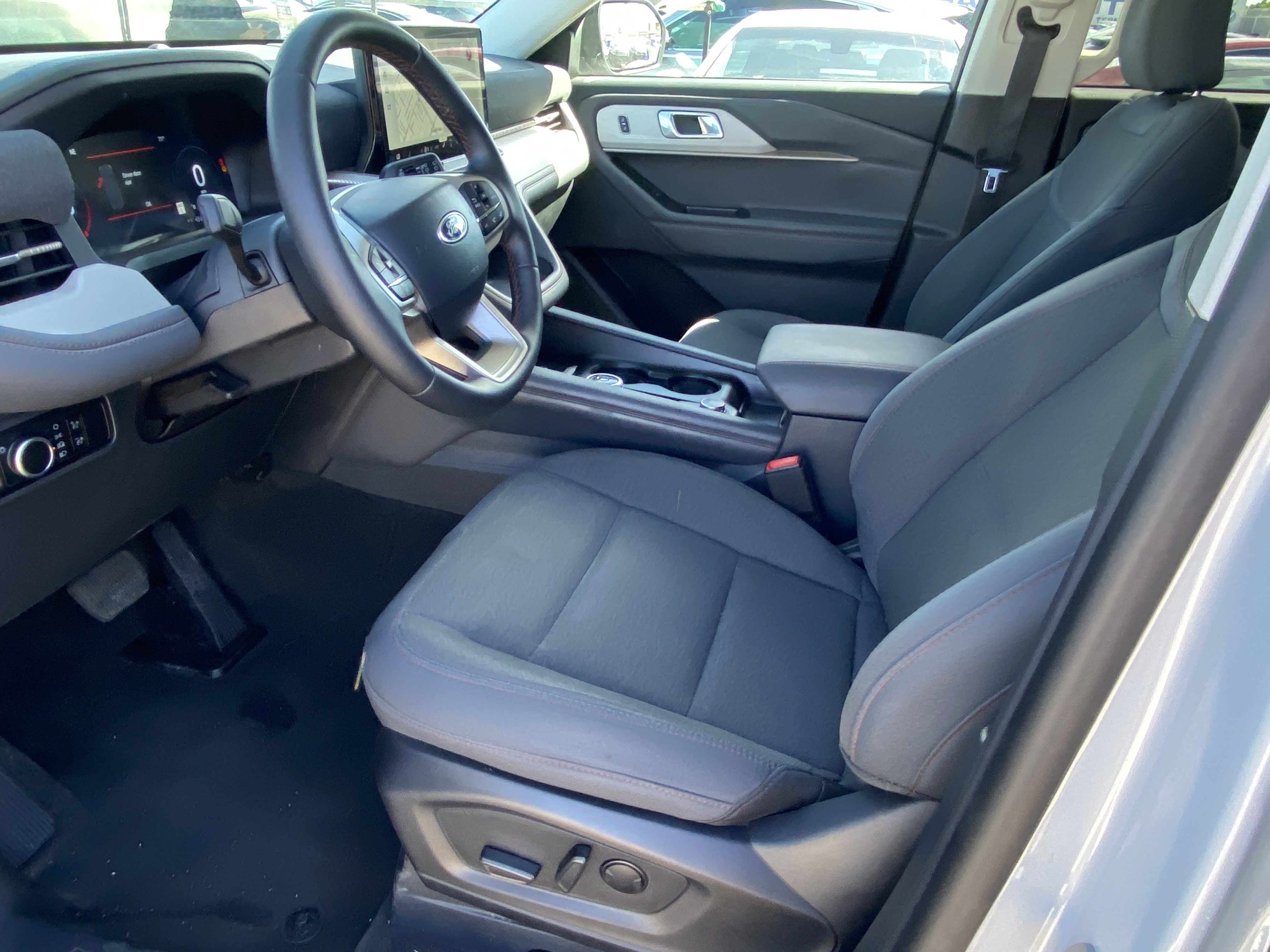 Used 2025 Ford Explorer Active RWD image 13