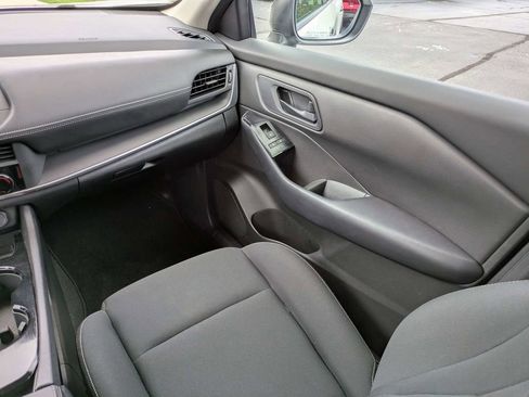 Used 2024 Nissan Rogue S FWD image 17