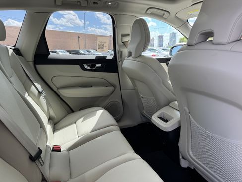 Used 2022 Volvo XC60 B5 Momentum FWD image 31