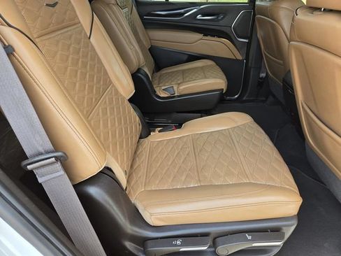Used 2022 Cadillac Escalade Premium Luxury AWD/4WD image 32