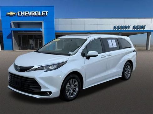 Used 2025 Toyota Sienna XLE FWD image 35