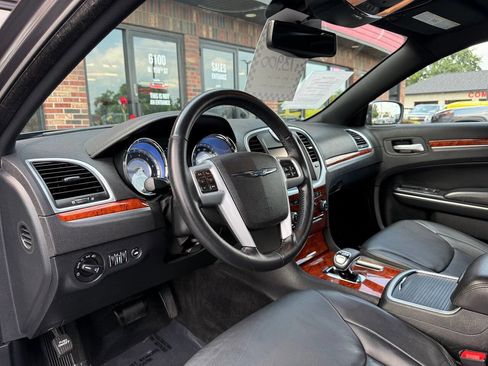 Used 2014 Chrysler 300 w/ Driver Convenience Group image 11