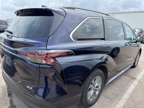 Used 2025 Toyota Sienna XLE FWD image 6