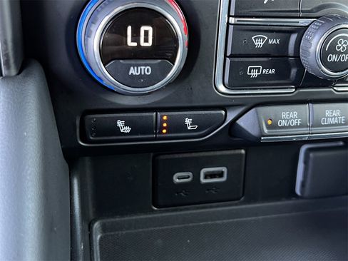 Used 2024 Chevrolet Suburban Z71 w/ Luxury Package image 18