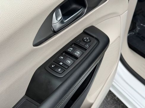 Used 2023 Chrysler Pacifica Touring-L FWD image 15