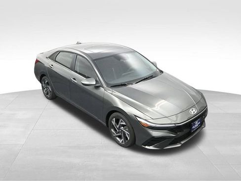 Used 2025 Hyundai Elantra SEL FWD image 23